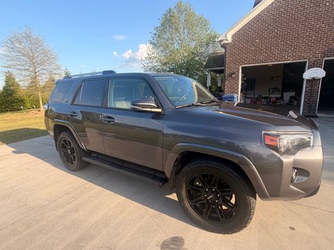 Used 2021 Toyota 4Runner SR5 Premium w/ Moonroof Package RWD image 5