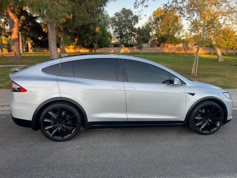 Used 2017 Tesla Model X 75D image 2