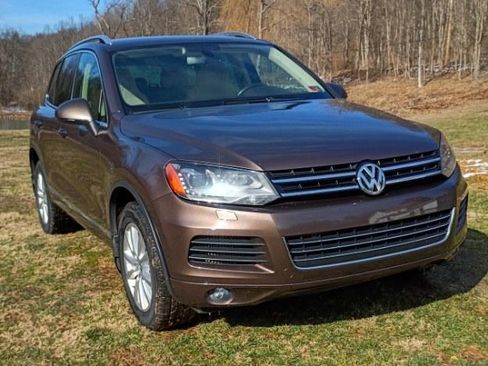 Used 2013 Volkswagen Touareg Sport image 9