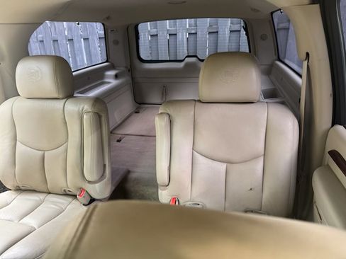 Used 2005 Cadillac Escalade ESV AWD image 8