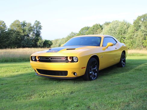 Used 2018 Dodge Challenger R/T Plus RWD image 23