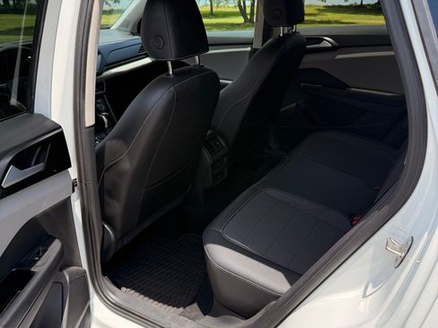Used 2022 Volkswagen Taos SE AWD/4WD image 5