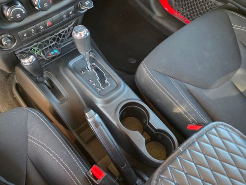 Used 2015 Jeep Wrangler Rubicon w/ Power Convenience Group image 15