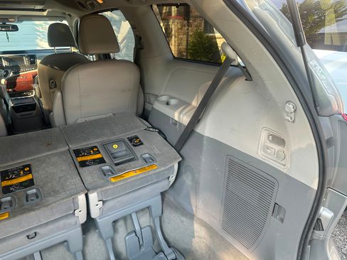 Used 2013 Toyota Sienna XLE w/ Premium Pkg FWD image 12
