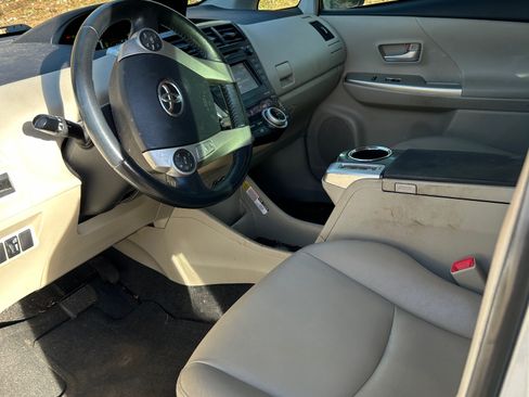 Used 2014 Toyota Prius V Five image 8