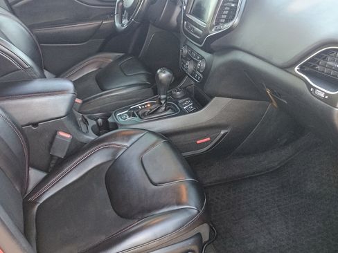 Used 2019 Jeep Cherokee Trailhawk image 11