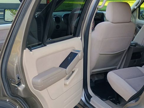Used 2006 Ford Explorer XLT image 10