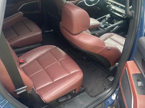 Used 2024 Kia Telluride EX w/ EX Captain's Chair Package FWD image 10