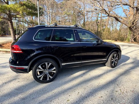 Used 2017 Volkswagen Touareg Wolfsburg Edition image 9