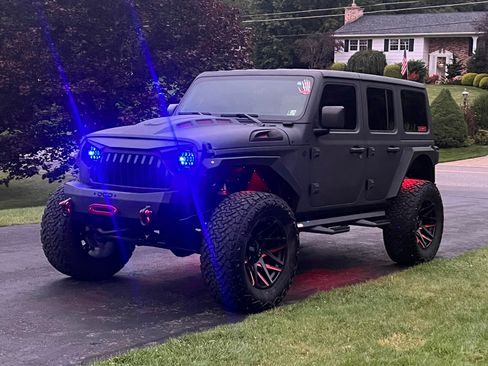 Used 2020 Jeep Wrangler Unlimited Sahara w/ Uconnect 4C Nav & Sound Group image 1