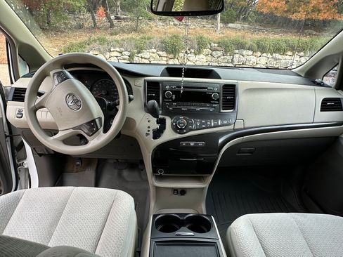 Used 2014 Toyota Sienna LE image 5