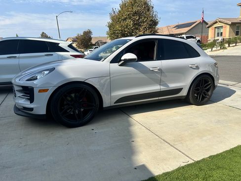 Used 2020 Porsche Macan w/ Premium Package Plus image 4