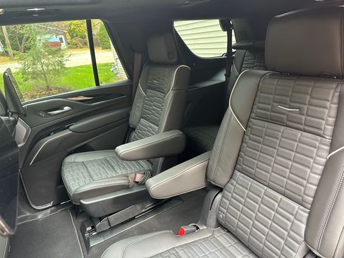 Used 2023 Cadillac Escalade V w/ LPO, ONYX Package image 18