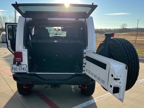 Used 2016 Jeep Wrangler Unlimited Rubicon image 12