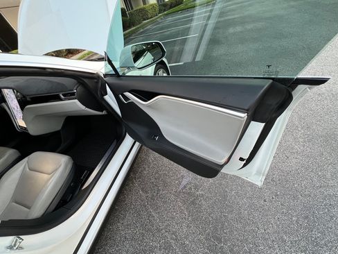 Used 2015 Tesla Model S 70D image 11