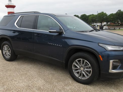 Used 2023 Chevrolet Traverse LT w/ LPO, Floor Liner Package FWD image 8