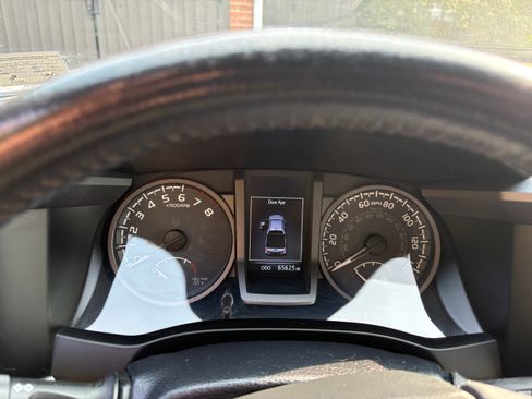 Used 2018 Toyota Tacoma TRD Sport AWD/4WD image 15