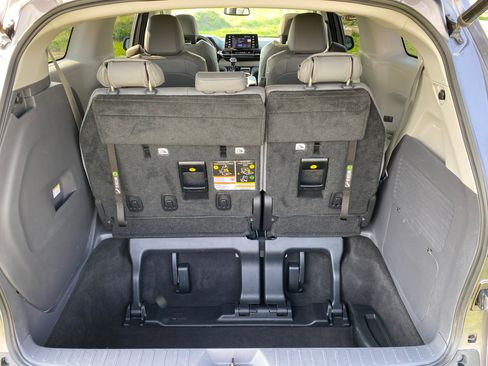 Used 2021 Toyota Sienna XLE FWD image 17