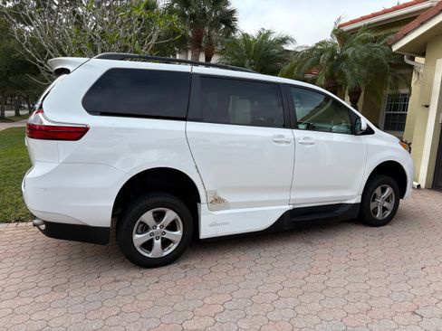 Used 2016 Toyota Sienna LE image 2