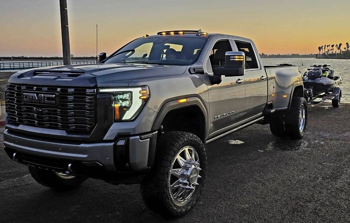 Used 2024 GMC Sierra 3500 Denali Ultimate AWD/4WD image 1