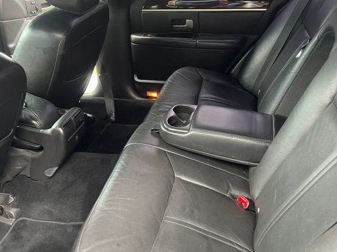 Used 2011 Lincoln Town Car Signature Limited RWD image 12
