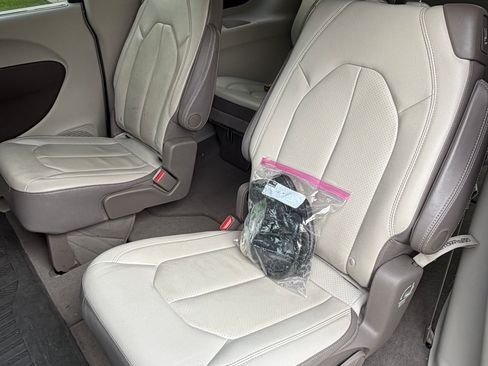 Used 2017 Chrysler Pacifica Touring-L Plus FWD image 26