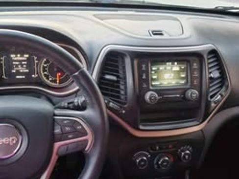 Used 2017 Jeep Cherokee Sport image 5