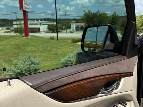 Used 2017 Cadillac Escalade Luxury AWD/4WD image 14
