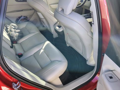 Used 2021 Volvo XC60 T6 Momentum image 5