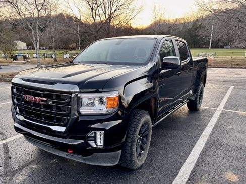 Used 2022 GMC Canyon AT4 image 2