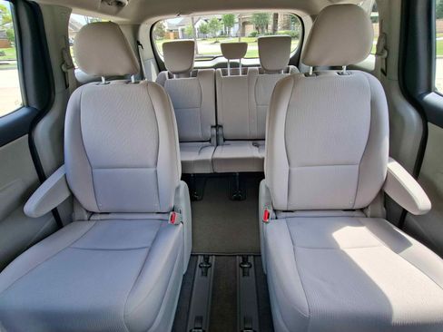 Used 2019 Kia Sedona LX image 20