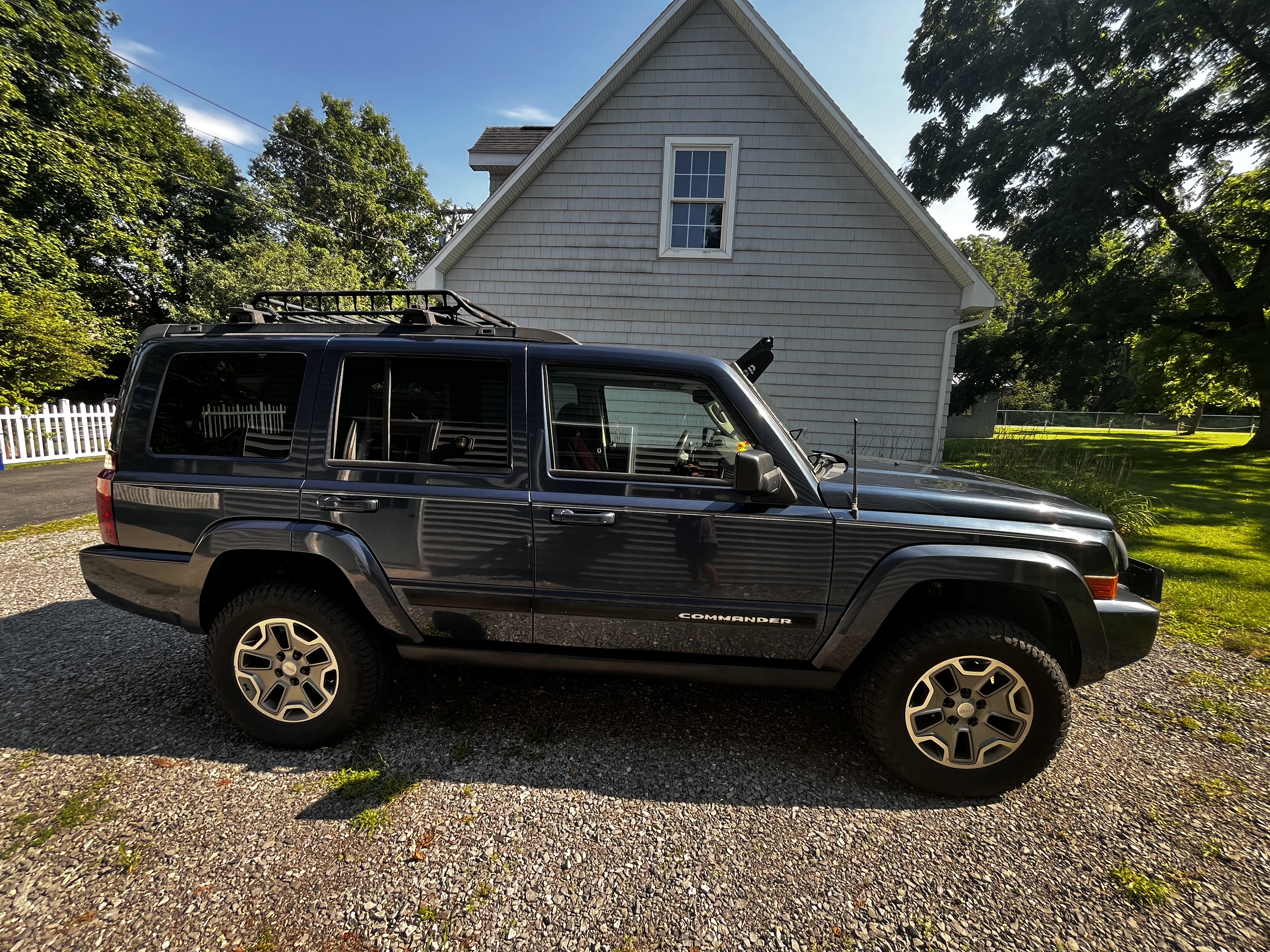 Used 2010 Jeep Commander Sport w/ Sun/Sound Group AWD/4WD image 9
