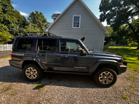 Used 2010 Jeep Commander Sport w/ Sun/Sound Group AWD/4WD image 9