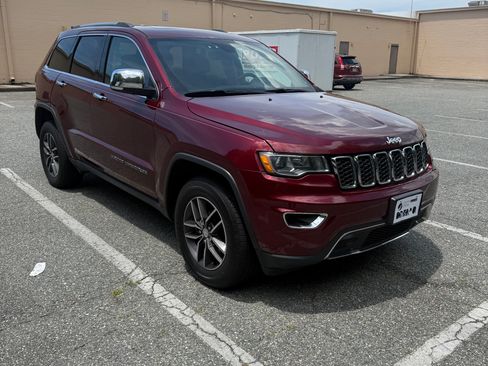 Used 2018 Jeep Grand Cherokee Limited AWD/4WD image 2