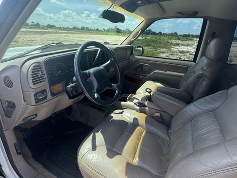 Used 1998 Chevrolet Tahoe 4WD 2-Door w/ Preferred Equipment Group 2 image 9