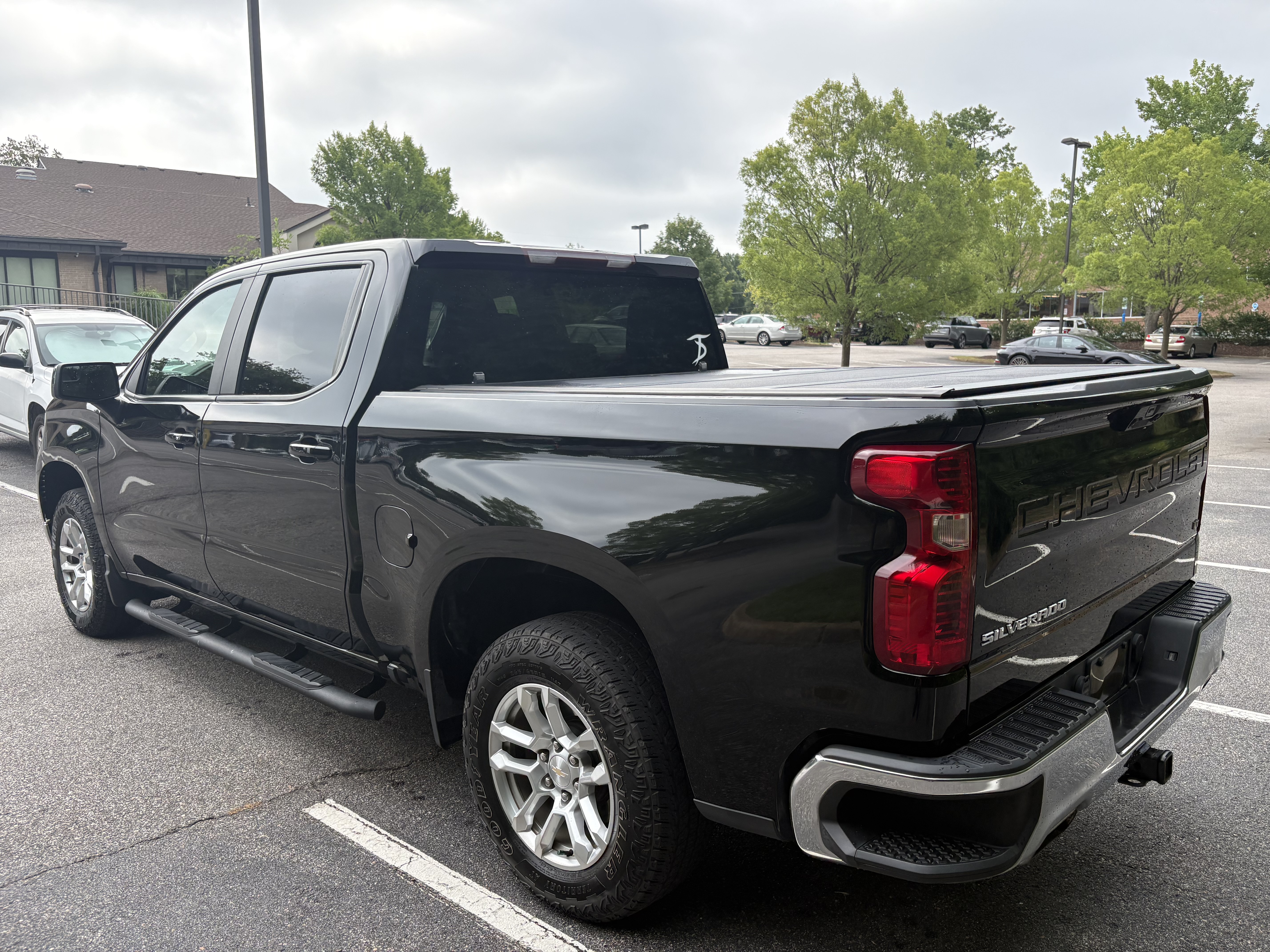 Used 2022 Chevrolet Silverado 1500 LT w/ Z71 Off-Road Package AWD/4WD image 5