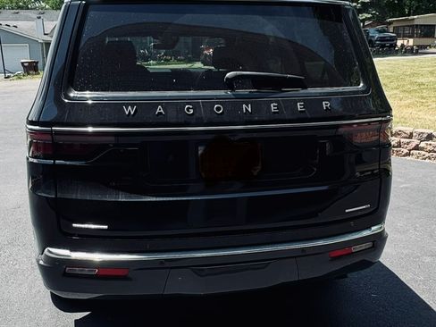 Used 2022 Jeep Wagoneer Series III w/ Flexible Seating Group AWD/4WD image 12