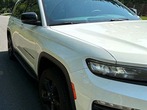 Used 2024 Jeep Grand Cherokee Limited w/ Luxury Tech Group II image 5