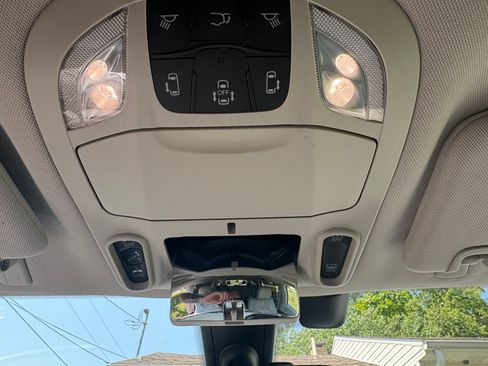 Used 2017 Chrysler Pacifica Limited FWD image 10
