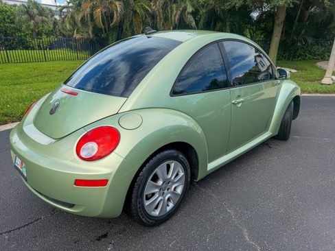 Used 2009 Volkswagen Beetle Coupe FWD image 2