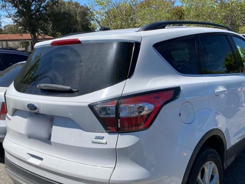 Used 2018 Ford Escape SE FWD image 2