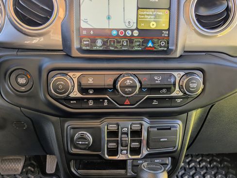 Used 2021 Jeep Gladiator Overland image 10