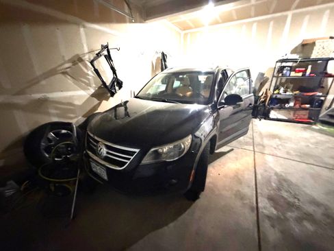 Used 2011 Volkswagen Tiguan S image 2