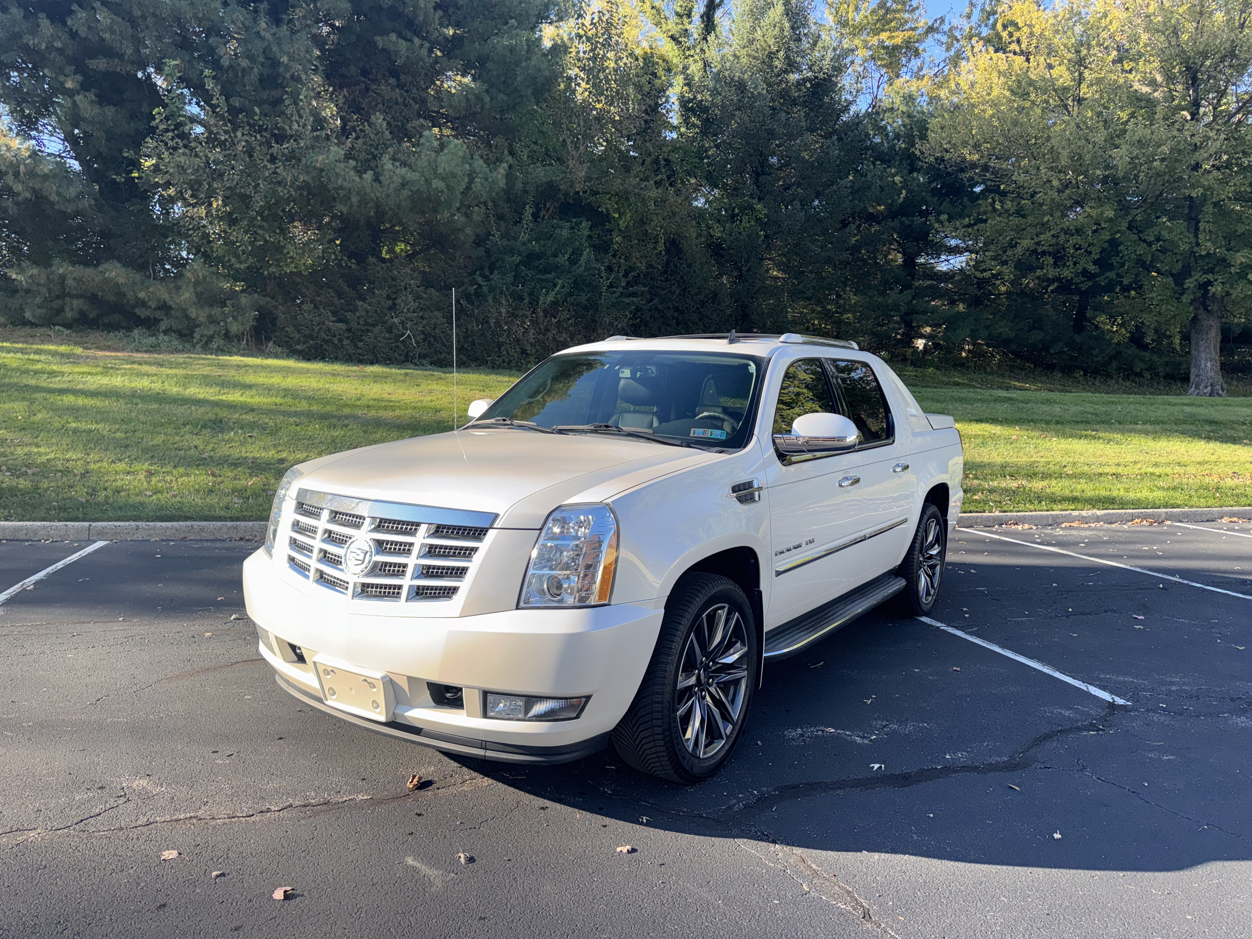 Used 2012 Cadillac Escalade EXT Luxury AWD/4WD image 1