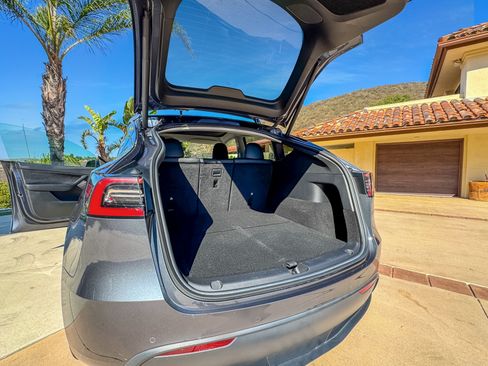 Used 2022 Tesla Model Y Long Range image 14