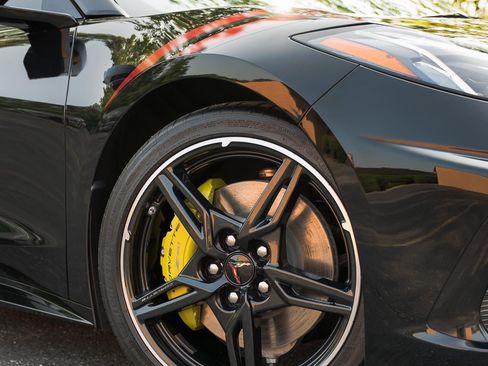 Used 2023 Chevrolet Corvette Stingray Preferred Cpe w/ Z51 Performance Package image 2