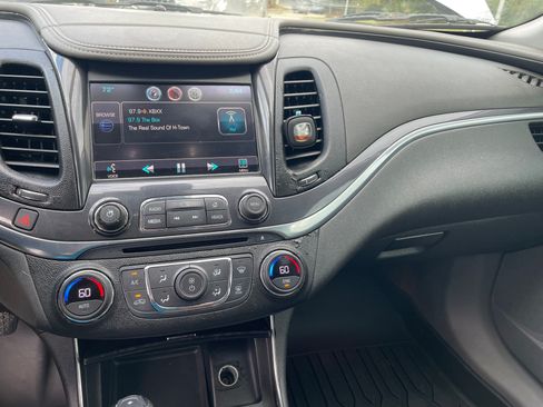 Used 2014 Chevrolet Impala LT w/ Convenience Package image 17