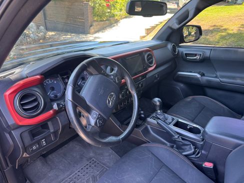 Used 2016 Toyota Tacoma TRD Sport w/ Premium & Technology Package AWD/4WD image 11