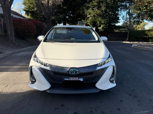 Used 2020 Toyota Prius Prime Limited image 10