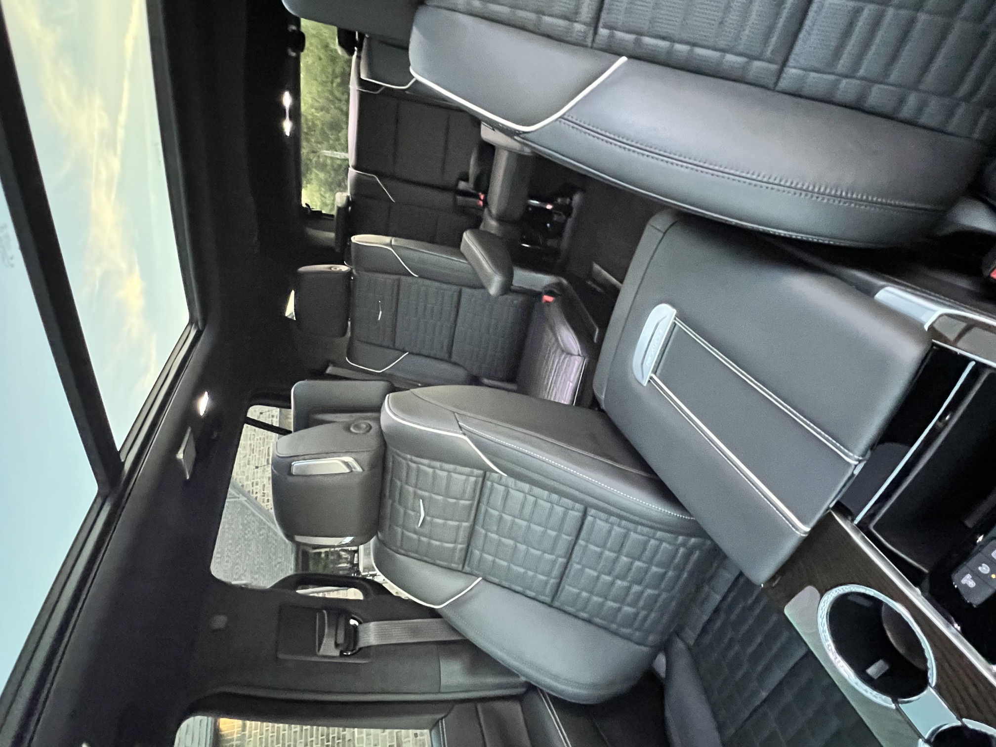 Used 2025 Cadillac Escalade Sport Platinum w/ LPO, ONYX Package AWD/4WD image 8